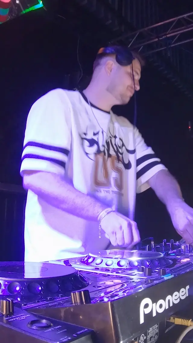 Kaleffa tocando nos toca-discos